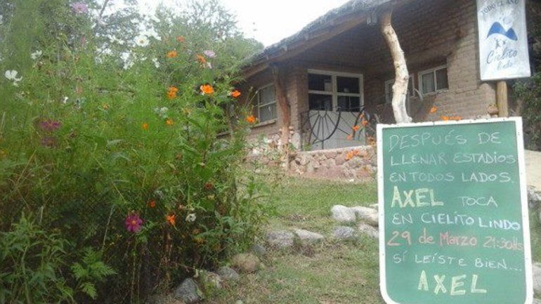 El dueño del bar promociona el evento con una humilde pizarra.