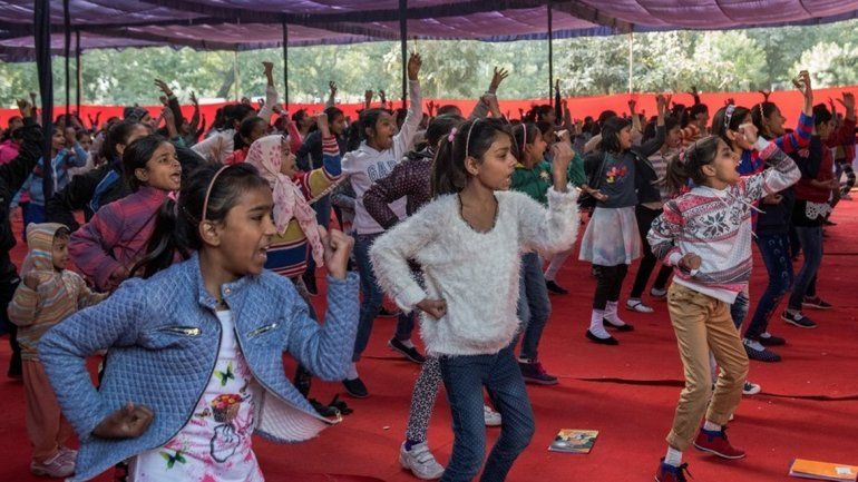 <p>Un grupo de niñas toma una clase de defensa personal en un instituto de la policía en Nueva Delhi (The New York Times).</p>