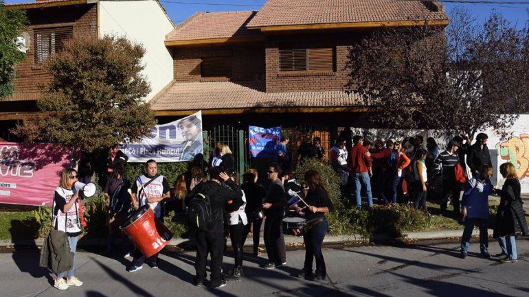 Un grupo de docentes se manifiesta a las afueras de la dependencia ubicada en Avenida del Trabajador 650.