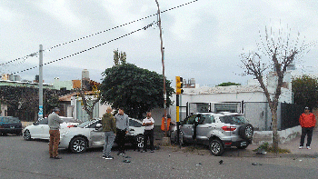 chocaron un auto estacionado en el centro y terminaron en el hospital