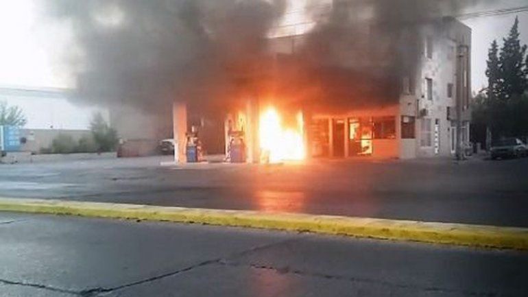 Arrancó con el surtidor puesto en el auto y provocó un incendio