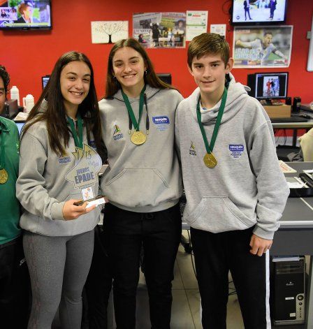Jazmín Eraso y los hermanos Giovanna y Giancula Frattoni, campeones en básquet.