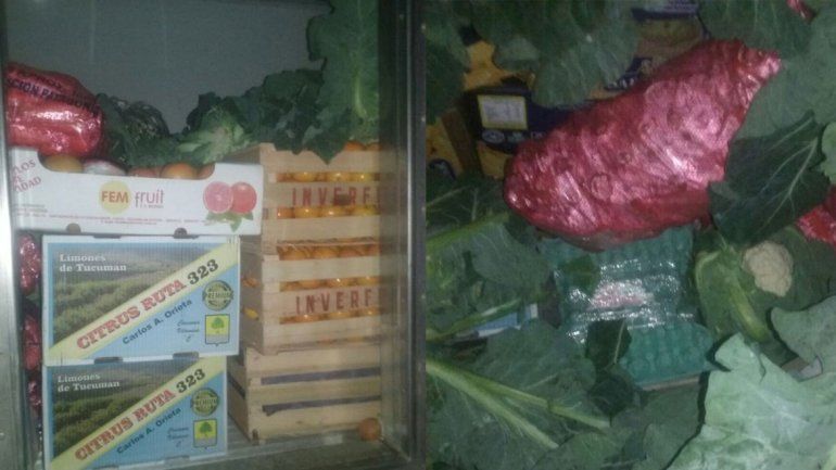 Los huevos secuestrados son escondidos entre frutas y verduras.