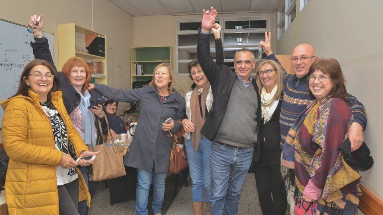 Gustavo Crisafulli festejó anoche junto a Adriana Caballero. Conducirán la UNCo en un complejo contexto nacional.