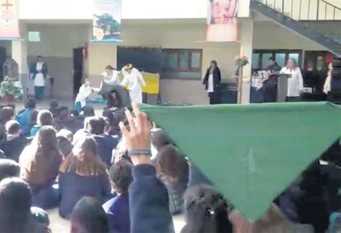 <p> Una escena del video que filmó la alumna mientras se desarrollaba un acto contra la ley de aborto. </p>