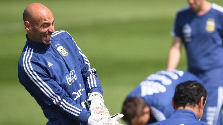 Willy Caballero gana en la consideración de Sampaoli frente a Armani.