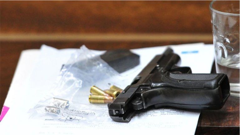 <p>La Browning .9 mm empleada para matar a Pastorizzo</p>