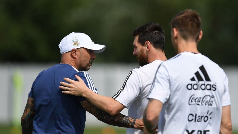 El saludo. Del DT a Messi por su cumple (ver más en página 5).