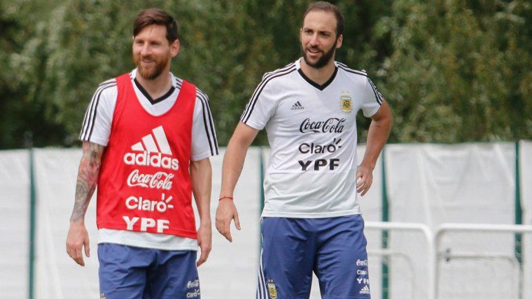 Messi e Higuaín serán los delanteros para el duelo trascendental ante Nigeria. Agüero estará en el banco.