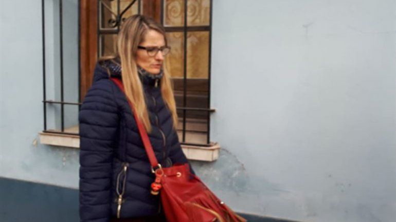 <p>Yamina Kroh, al salir de la Comisaría de la Mujer, en Gualeguaychú, para visitar a su hija, Nahir Crédito: R2820.com</p>