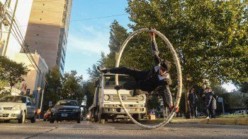 habilitan artistas callejeros espectaculos en bares y autocine