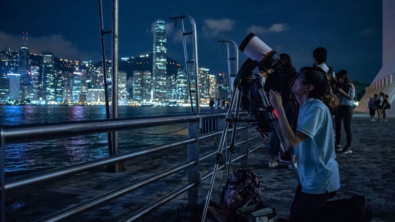 Los aficionados de Hong Kong quisieron ver de cerca el eclipse.