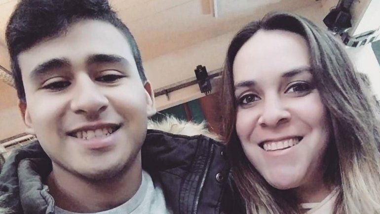 <p>La policía Tamara Ramírez fue asesinada de un tiro en la cabeza por un ladrón que entró a su casa a robar. Mariano Albornoz (24), también oficial de la misma fuerza, resultó herido en una pierna.</p>