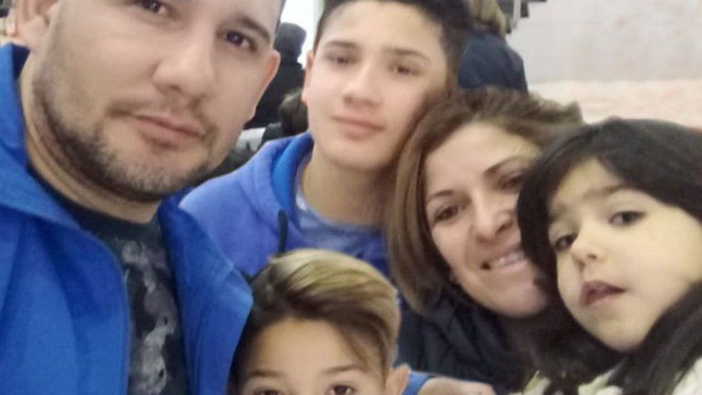 Luis y Natalia junto al Rulo y sus hermanos en el aeropuerto local.