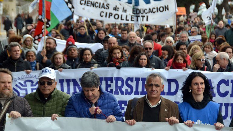 El rector de la universidad Gustavo Crisafulli destacó el gran apoyo de toda la comunidad que salió a la calle a