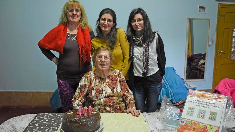 Rosa junto a una de sus seis hijas y dos de sus diecinueve nietos. Las tres vinieron a visitarla desde Esquel.