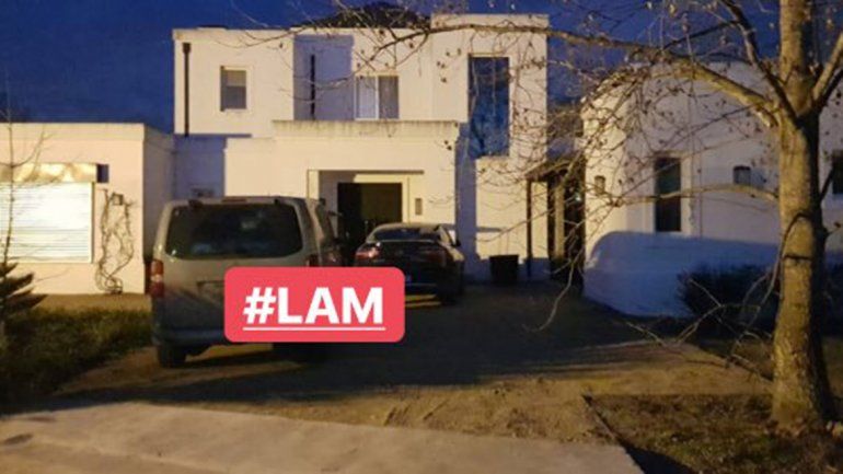 El conductor de Los ángeles de la mañana compartió una foto en donde se ve la camioneta de Pampita en la casa del deportista.