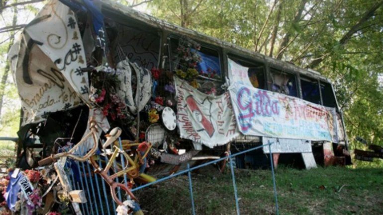 Con los años, se armó un santuario en honor a Gilda, en el colectivo de la tragedia.