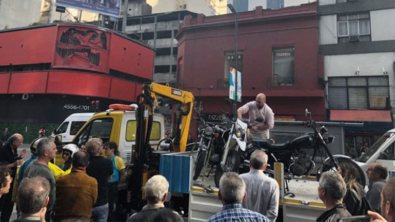 Le secuestraron la moto, subió a la grúa y la rescató