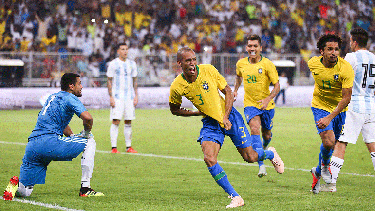Brasil amargó a Argentina en el final y se llevó el clásico