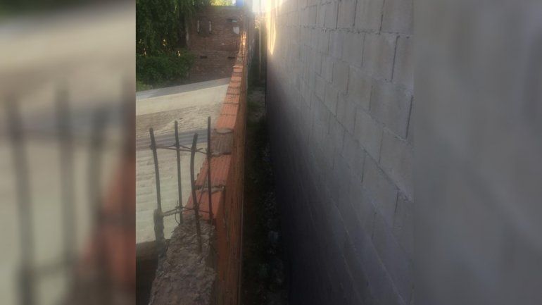 Entre ambas paredes fue encontrado el cuerpo de la nena, adentro de una bolsa.