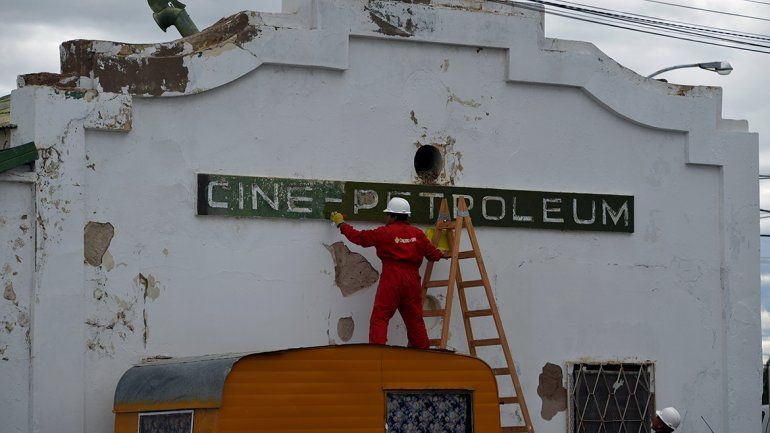 <div> Una postal del cine. Un operario hace el mantenimiento de un lugar emblemático que fue centro de reunión.</div>