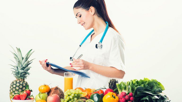 Cuanto mayor sea la restricción en el consumo de grupos de alimentos, mayor será el riesgo de sufrir la carencia de determinados nutrientes. Por eso es fundamental una conducta inteligente y supervisada por un profesional.