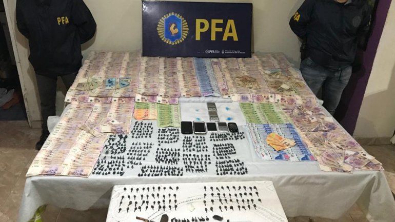 La delegación Neuquén de la Policía Federal realizó tres allanamientos en el barrio Belgrano, el más activo fue en la calle Tierra del Fuego donde funcionaba el kiosco más activo de los barras.