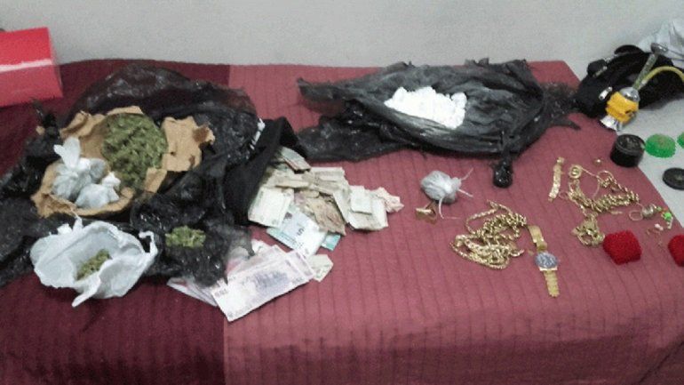 La droga y las joyas de oro que secuestró Antidrogas de la Federal.