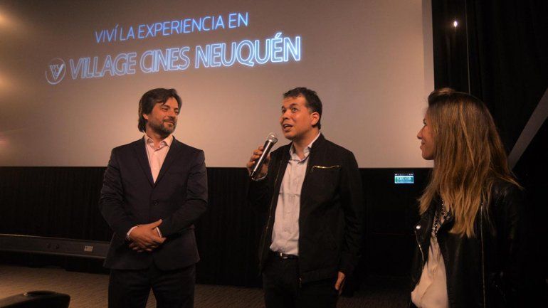 <p>Diego Bachiller, gerente comercial de Village Cines, junto a responsables de Lumma,la empresa que desarrolla el contenido en 4D.</p>