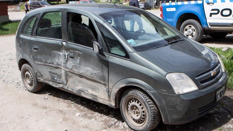 La Chevrolet Meriva sufrió importantes daños en el costado derecho.