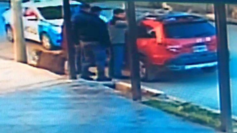 El agresor golpeó a los policías con un caño y chocó el patrullero.