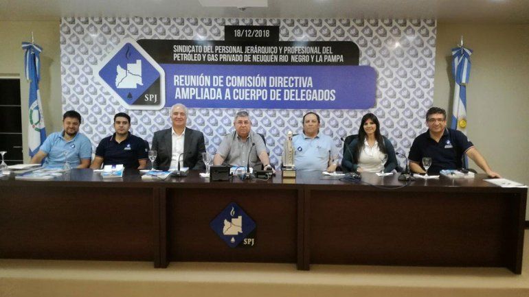 Manuel Arevalo y comisión directiva junto a asesores legales