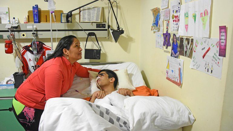 La mamá cuida de Facundo Aguero, golpeado brutalmente por la Policía.