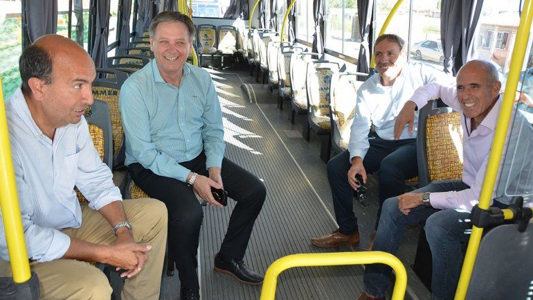 Funcionarios municipales ayer, durante la primer prueba de funcionamiento del Metrobús.