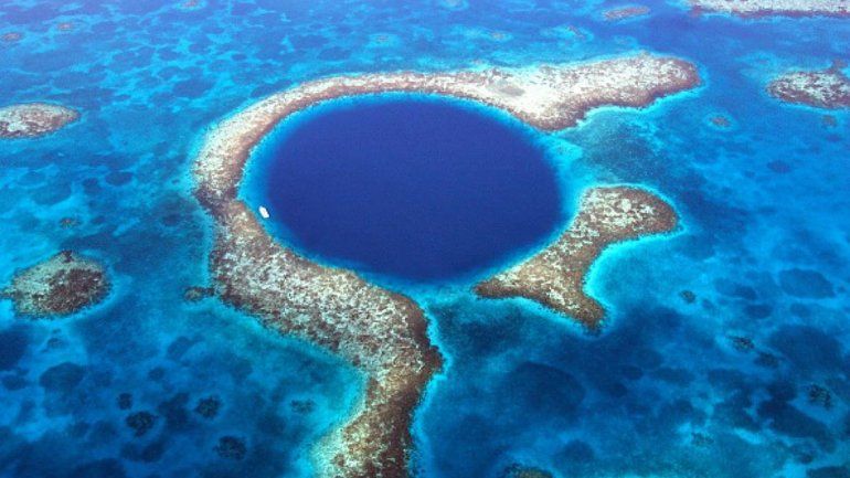 Expedition in the big blue hole of Belize