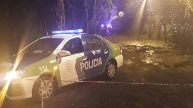 La policia bonaerense trabaja en el lugar donde apareció muerta Natacha Jaitt. 