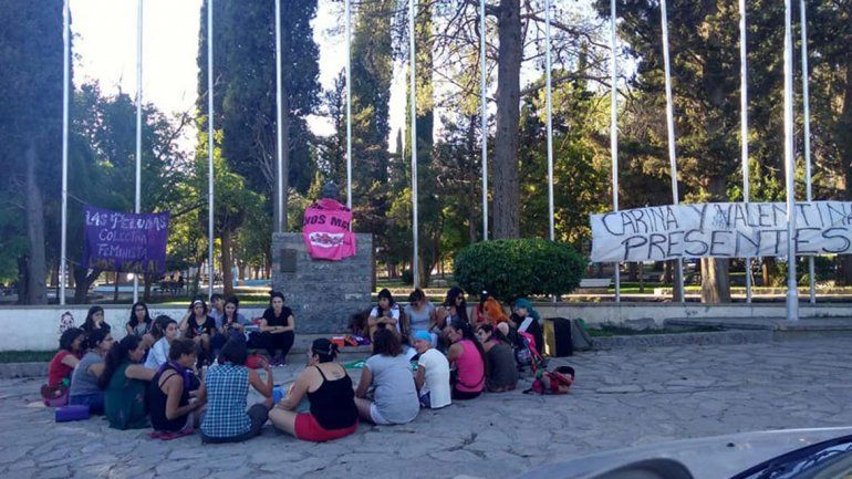 Las mujeres de Chos Malal homenajearon a Carina y Valentina.