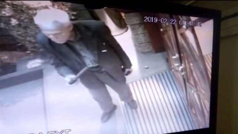 El hecho quedó registrado en las cámaras de seguridad del casino.