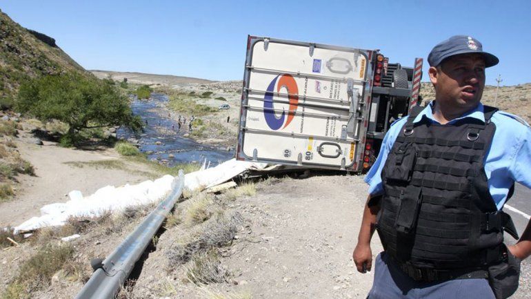 El vuelco ocurrió el pasado 2 de febrero. Los vecinos saquearon el camión.