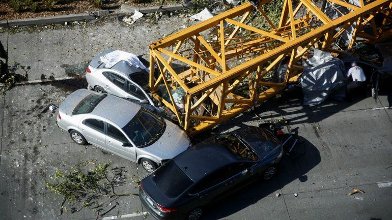A construction crane fell: 4 dead