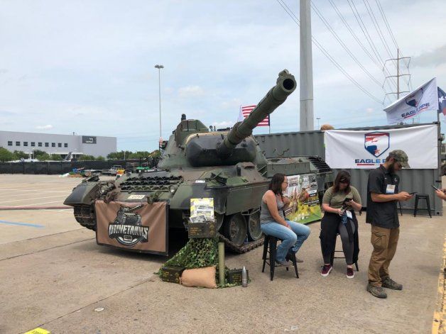 En las afuera de los pabellones del NGR Center, la feria se diversificó. Este tanque de guerra se utiliza para expediciones de caza.