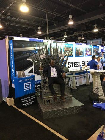 <p> El Trono de Hierro de Game Of Thrones fue otro de los atractivos de la feria.</p>