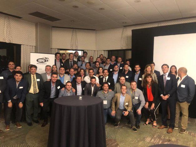 El IAPG Houston organizó un cocktail para los empresarios argentinos, donde se destacó la gran presencia de la comitiva argentina.