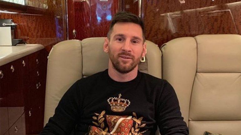 Leo Messi en el vuelo privado.