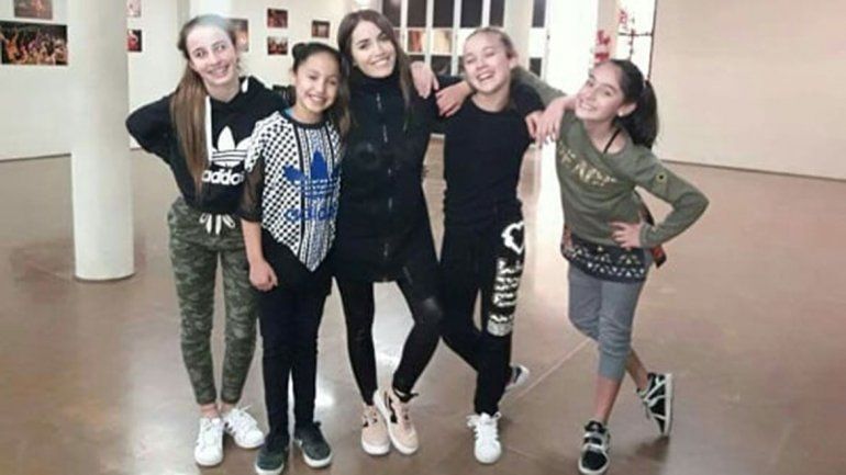 <p> Valentina con Lali y otras nenas que participaron el proyecto que luego no salió a la luz. </p>