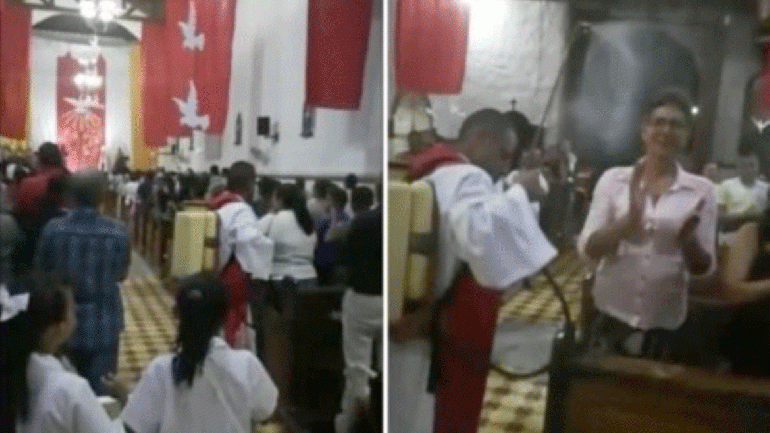 Un sacerdote usó un fumigador para tirar agua bendita
