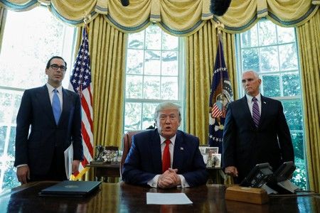 El presidente de Estados Unidos, Donald Trump, anuncia nuevas sanciones contra Irán junto al secretario del Tesoro de Estados Unidos, Steven Mnuchin (izquierda) y el vicepresidente Mike Pence (