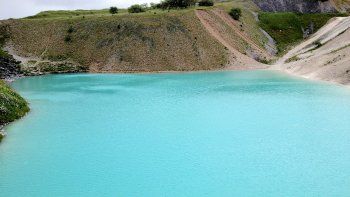 parece una laguna azul y es puro toxico parece una laguna azul y es puro toxico