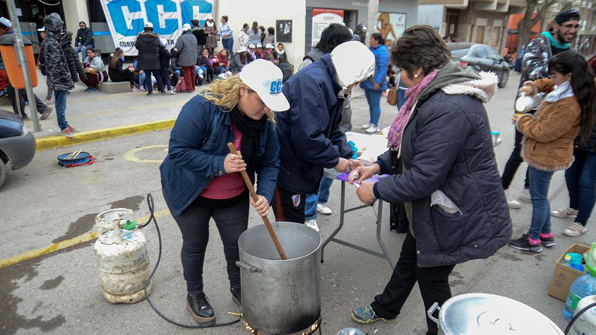 Olla popular en las puertas de la ANSES.